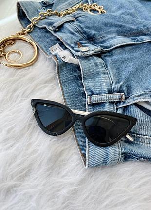 Чорні окуляри кішечки