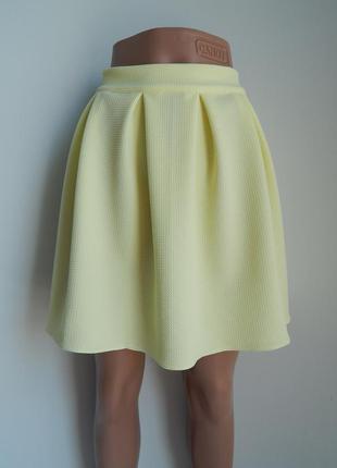 Модная молодежная юбочка в складки в трендовом лимонном цвете;3 фото