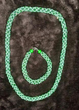 Джгут з бісеру у комплекті з браслетом у тому ж стилі.