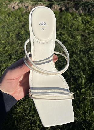 Босоніжки-шльопки на підборах