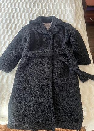 Чорне пальто тедді з поясом і ґудзиками, тепле, м’яке та зручне для прохолодної погоди.