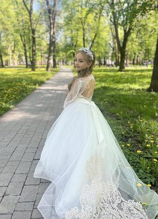 Ніжне плаття для першого причастя