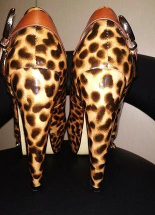 Мегакрутые туфли на каблуке "скала", леопардовый принт,плотный лак,золотая фурнитура2 фото
