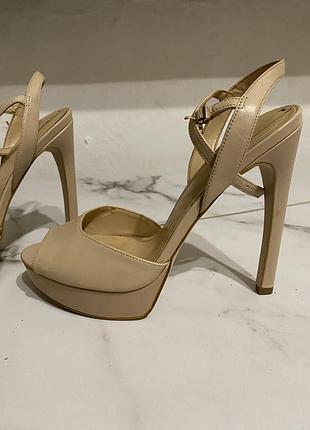 Босоніжки шкіряні тілесного кольору