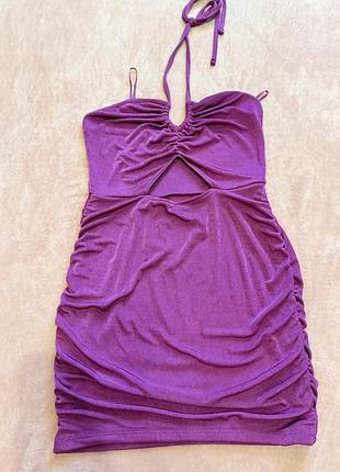 Сукня з вирізом на талії