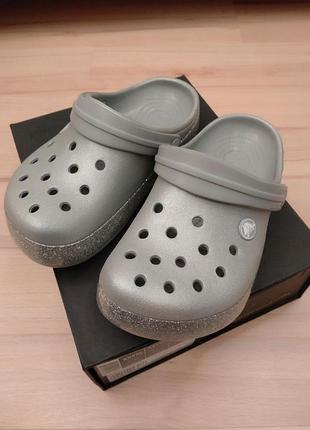 Оригинальные новые серые детские кроксы crocs j2 21 см с блестками
