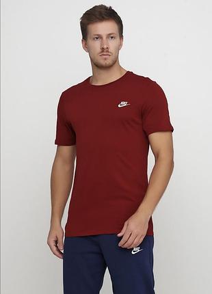 Футболка nike червона.