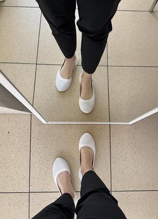 Жіночі білі балетки із перфорацією