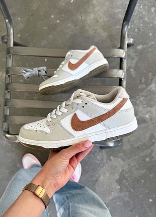 Стильні жіночі та чоловічі кросівки nike dunk low smoke grey brown teddy logo сіро-білі