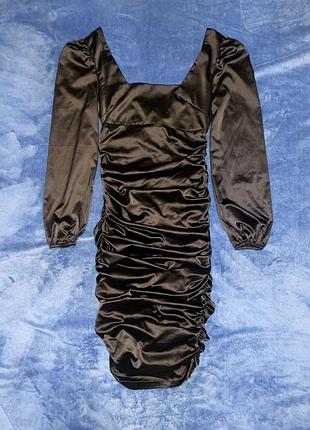 Чорна обтисла сукня