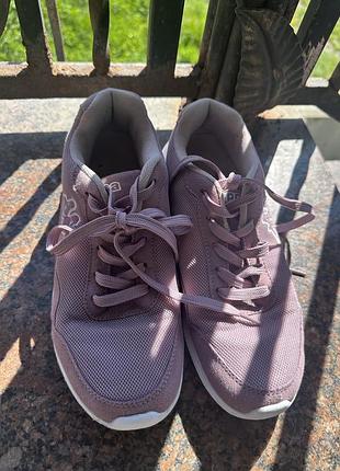 Кросівки жіночі