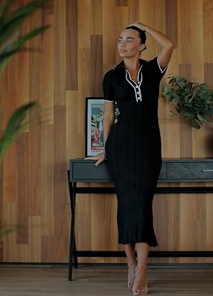 Плаття жіноче довжини міді, трикотажне з коміром поло на ґудзики, з коротким рукавом, чорне