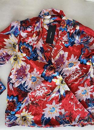 Яркая блузка в цветах