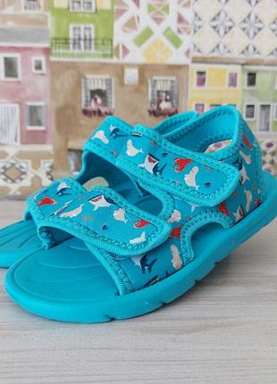 Босоніжки сандалі