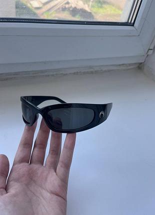 Сонцезахисні модні окуляри