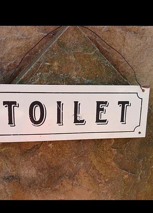 Металлическая табличка toilet.