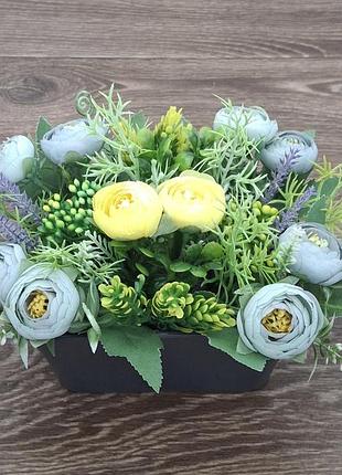 Композиция из искусственных цветов в пластиковом кашпо