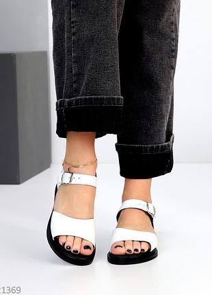 Комфортные низкие босоножки на девушку белого цвета на черной низкой подошве натуральная кожа, широк