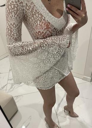 Біла мереживна сукня