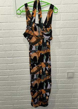 Красива силуетна сукня міді в яскравий принт