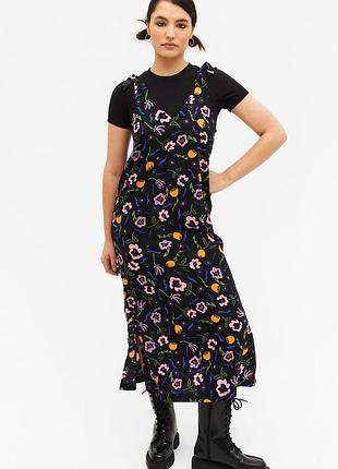 Довга, яскрава сукня monki