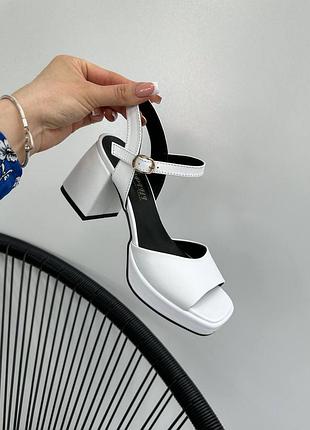 Белые кожаные босоножки на устойчивом каблуке