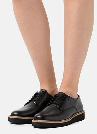 Clarks шкіряні жіночі туфлі дербі