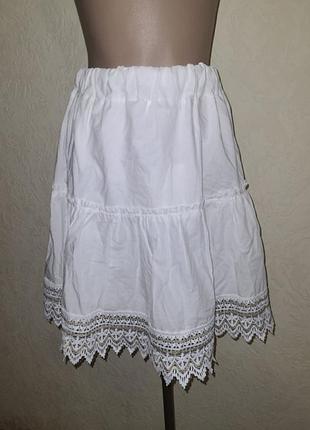 Юбка белого цвета украшена кружевом италия