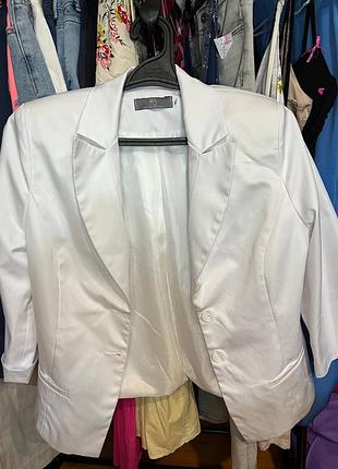 Білий піджак