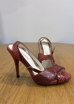 Нові ідеальні шкіряні босоніжки