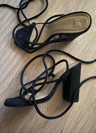 Босоніжки на зав’язку truffle collection