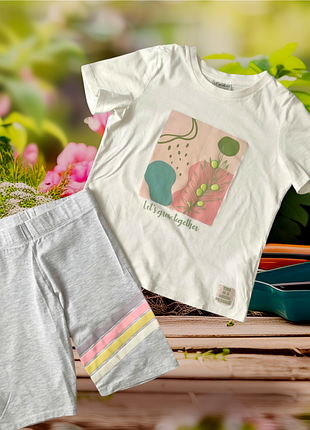 Костюм: футболка и удлиненные шорты