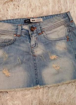 Короткая джинсовая мини юбка