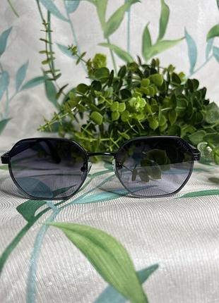 Стильні сонцезахисні окуляри