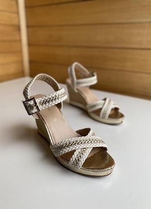 Женские босоножки river island на танкетке, 38 размер