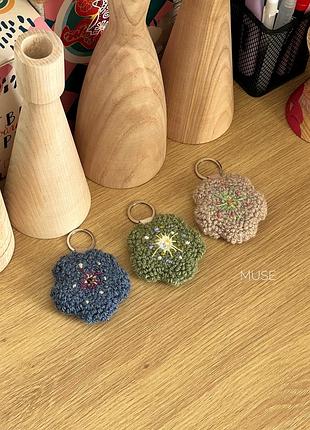 Квітковий брелок для сумки (килимова вишивка)