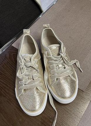 Кеды 👟 женские guess оригинал бренд классные. стильные практичные на шнурках  удобные