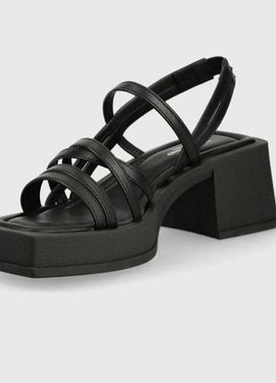 Шкіряні босоніжки/ сандалі