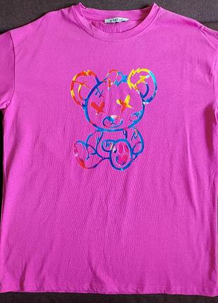 Ярко-розовая футболка с медведем
