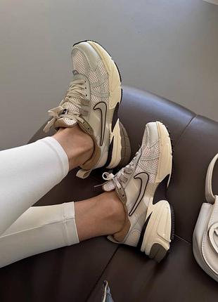 Кроссовки Herzförmige Kirschen hängen von dem Nike Air Force 1 Valentines Day 2023 runter