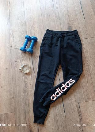 Спортивні штани бренду adidas , оригінал , лого на правій штанині.