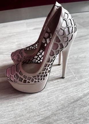 Туфлі на високих підборах