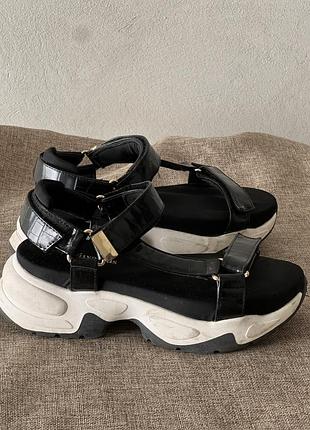 Сандалі stradivarius