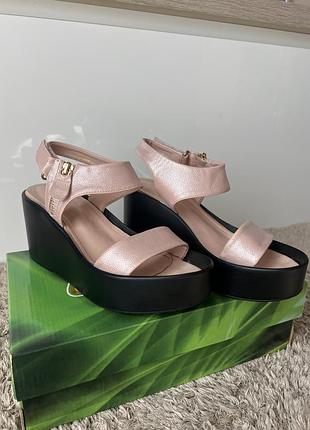 Босоніжки жіночі