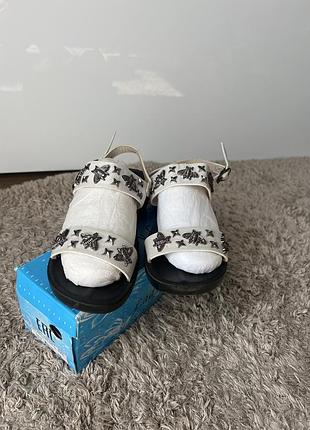 Босоніжки жіночі