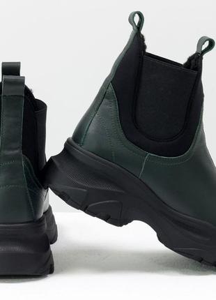 Кожаные  женские ботинки на массивной подошве темно-зеленого цвета4 фото