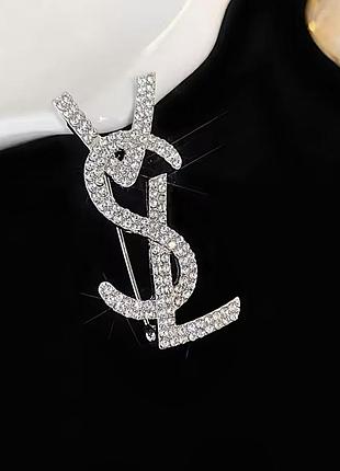 Стильная брошь ysl камни стразы, трендовая брошка сен лоран, красивая брошь на подарок