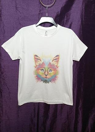 Футболка белая, принт разноцветная мордашка котика, размер m,l.
