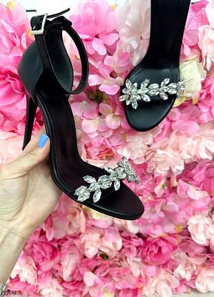 ▪️жіночі нарядні вечірні святкові туфлі босоніжки на каблуку з ремінцем чорні шкіряні (еко шкіра)