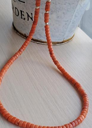 Коралловое ожерелье с серебряными вставками